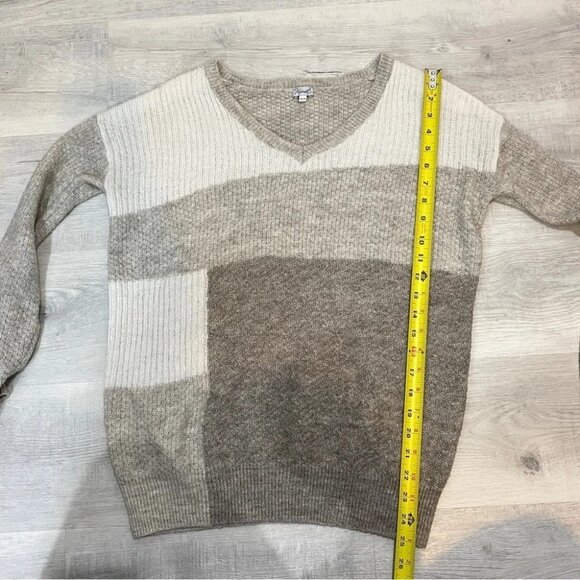 Kismet Casual V Neck Pullover Sweater in Neutral Grey Cream Colours - Picture 9 of 16